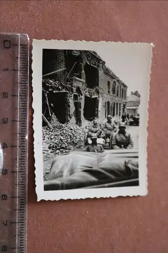 altes Foto - Krad Fahrer vor zerstörte Gebäude in  ???