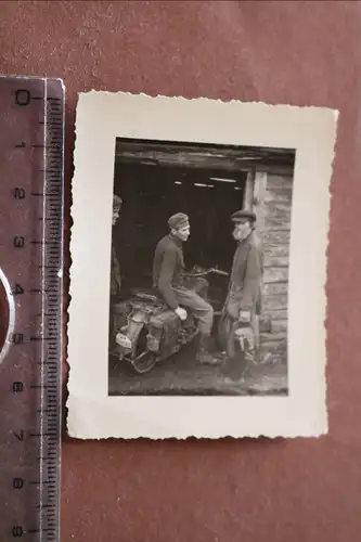 tolles  altes Foto -  Krad Fahrer und Einheimischer Russland ? Polen ? 