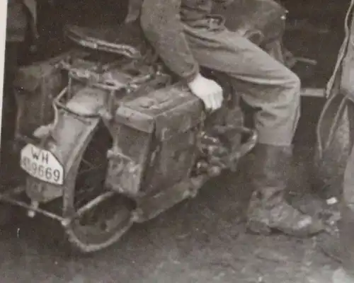 tolles  altes Foto -  Krad Fahrer und Einheimischer Russland ? Polen ?