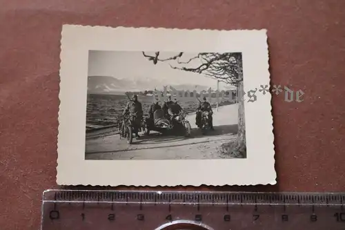 tolles  altes Foto - Gruppe Krad Fahrer vor einem See ? Hintergrund Schloß