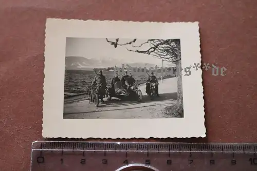 tolles  altes Foto - Gruppe Krad Fahrer vor einem See ? Hintergrund Schloß 