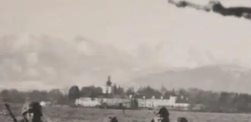 tolles  altes Foto - Gruppe Krad Fahrer vor einem See ? Hintergrund Schloß 