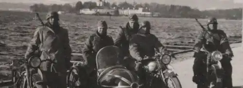 tolles  altes Foto - Gruppe Krad Fahrer vor einem See ? Hintergrund Schloß