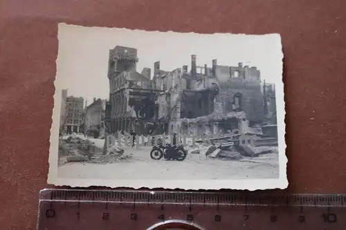 altes Foto - Krad Fahrer vor zerstörte Gebäude in Ostende - 1940