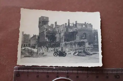  altes Foto - Krad Fahrer vor zerstörte Gebäude in Ostende - 1940 