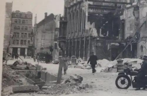  altes Foto - Krad Fahrer vor zerstörte Gebäude in Ostende - 1940 
