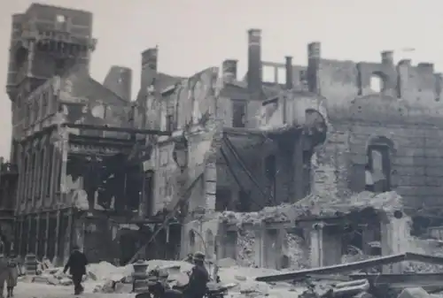  altes Foto - Krad Fahrer vor zerstörte Gebäude in Ostende - 1940 