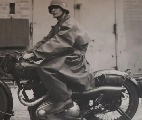 tolles altes Foto - Krad Fahrer auf Oldtimer Motorrad  Marke ?? 1941