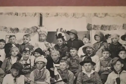 tolles altes Klassenfoto - Knabenschule - Fasching Kostüme - 20-40er Jahre ?