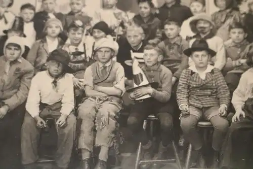 tolles altes Klassenfoto - Knabenschule - Fasching Kostüme - 20-40er Jahre ?