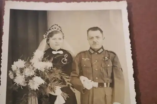 zwei tolle alte Fotos eines Soldaten - Hochzeit und Portrait 