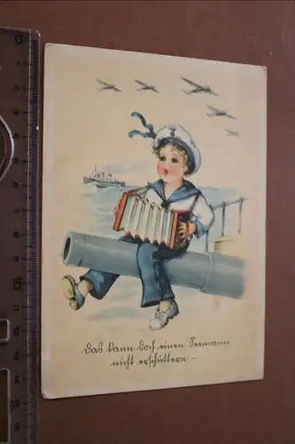 tolle alte Künstlerkarte Kind Matrose auf Geschützrohr - Das kann einen Seemann