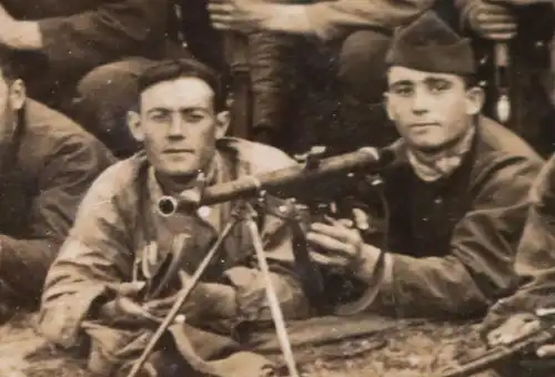 altes Gruppenfoto französische Soldaten ? Infanterie ?? Maschinengewehre