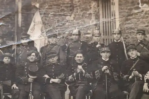 altes Gruppenfoto Jungs, Junge Männer in vers. Uniformen 1922