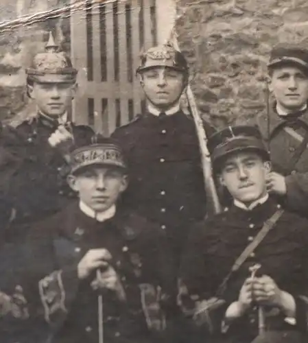 altes Gruppenfoto Jungs, Junge Männer in vers. Uniformen 1922