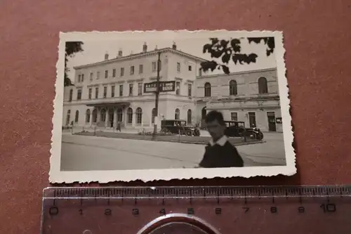 altes Foto - Stadt - Geböude - Oldtimer - Schild Autobus Station Baden ?