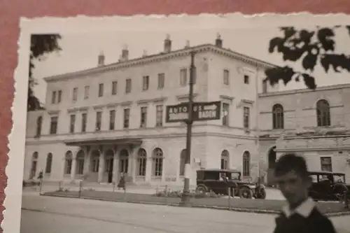 altes Foto - Stadt - Geböude - Oldtimer - Schild Autobus Station Baden ?