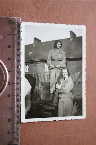 altes Foto - zwei Mädels, BDM ?? in Arbeitskleidung 