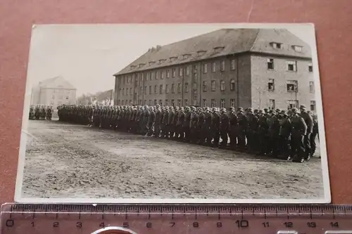 tolles altes Foto - Soldaten angetreten - Kasernengebäude - Ort ???