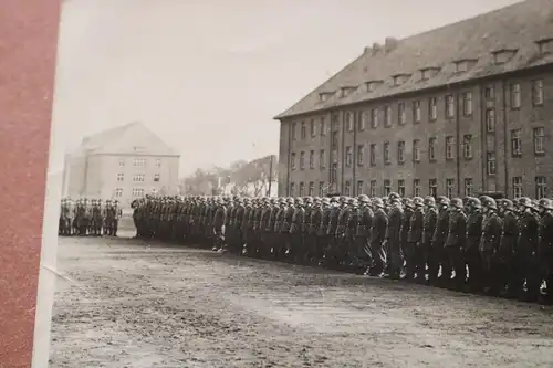 tolles altes Foto - Soldaten angetreten - Kasernengebäude - Ort ???