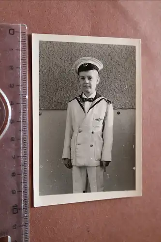 tolles altes Foto - kleiner Junge in einer Art Pilotenuniform Flugkapitän ?
