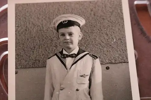 tolles altes Foto - kleiner Junge in einer Art Pilotenuniform Flugkapitän ?