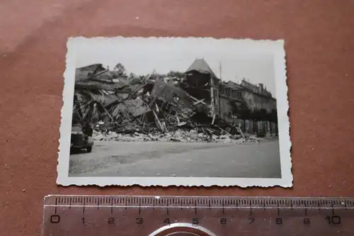 altes Foto - Fliegerbombe hat ein Eckhaus in Bar-le-Duc getroffen 