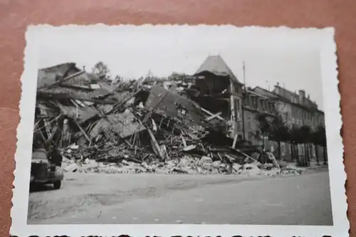 altes Foto - Fliegerbombe hat ein Eckhaus in Bar-le-Duc getroffen 