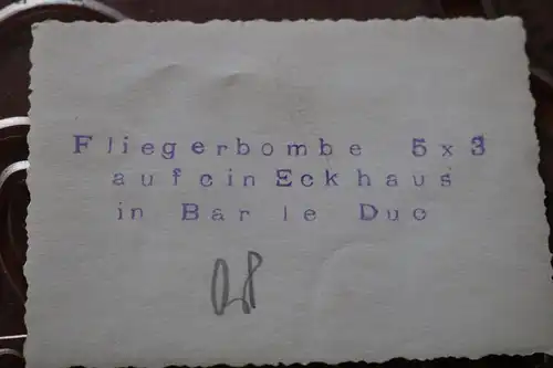 altes Foto - Fliegerbombe hat ein Eckhaus in Bar-le-Duc getroffen 