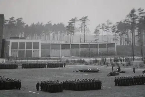 altes Foto Soldaten angetreten - Vereidigung ?? Kasernen - Ort ???