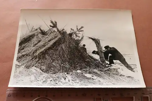 altes Pressefoto - Aus einem Zelt wird eine Strohhütte - 1943
