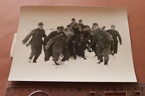 altes Pressefoto - Soldaten  Artillerie in der Ruhezeit nach Kampfmonate 1941