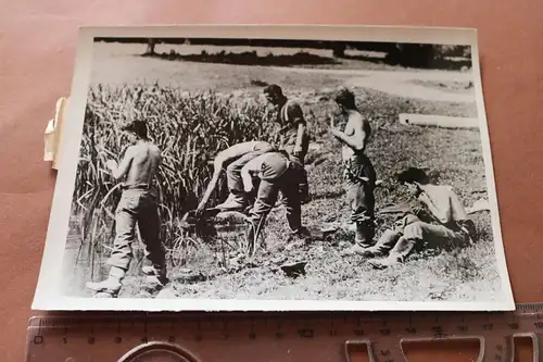 altes Pressefoto - Soldaten nach strapazenreichen Marsch 1941