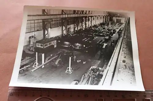 altes Pressefoto - Lafettenwerkstatt schwerer Rädergeschütze  1942