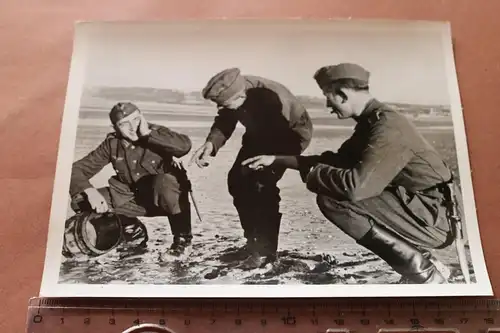 altes Pressefoto - Soldaten am Wattenmeer mit aneschwemmten Fass 1943