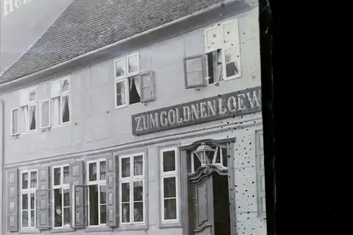 tolles altes Glasnegativ - Zum goldenen Löwen Gebäude u. Werbung Heinr. Gerecke