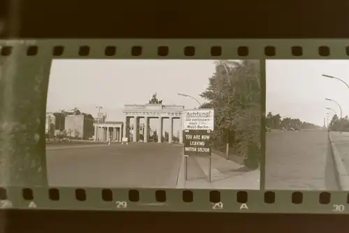 alte Negativrolle 36 Einzelbilder, Personen, Berlin - Brandenburger Tor 50er Jah