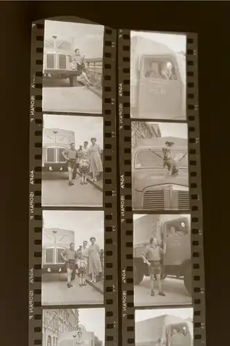 12 tolle alte Negativbilder Personen posieren mit LKW VEB Kraftverkehr Leipzig 