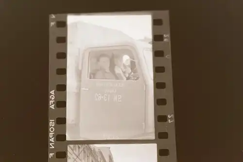 12 tolle alte Negativbilder Personen posieren mit LKW VEB Kraftverkehr Leipzig 