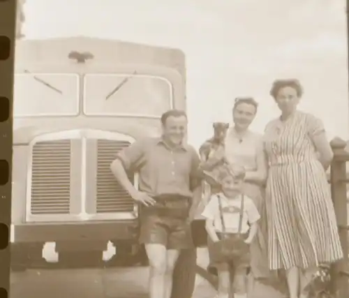 12 tolle alte Negativbilder Personen posieren mit LKW VEB Kraftverkehr Leipzig 