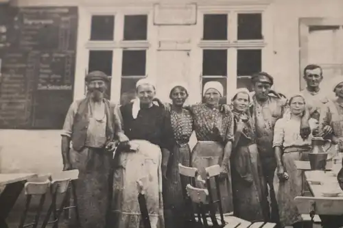 tolles altes Gruppenfoto Bierausschank - Preisliste - Pilsener Urquell Werbung