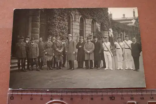 tolles altes Gruppenfoto - Zivilisten und Soldaten mir unbekannte Uniform 1920-3