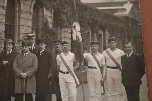 tolles altes Gruppenfoto - Zivilisten und Soldaten mir unbekannte Uniform 1920-3
