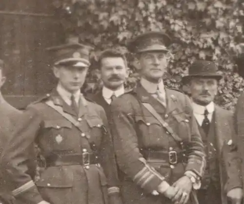 tolles altes Gruppenfoto - Zivilisten und Soldaten mir unbekannte Uniform 1920-3