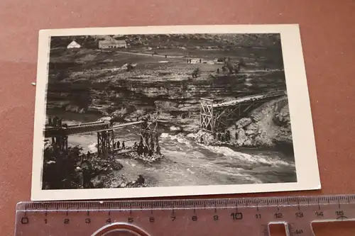  altes Foto -  Personen bauen eine Brücke - Ort ?? 