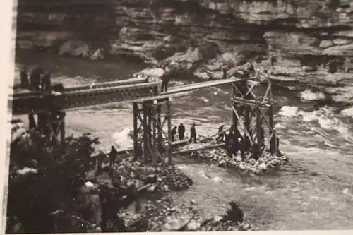 altes Foto -  Personen bauen eine Brücke - Ort ??