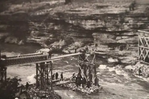 altes Foto -  Personen bauen eine Brücke - Ort ??