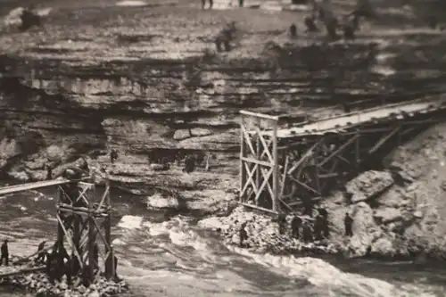 altes Foto -  Personen bauen eine Brücke - Ort ??