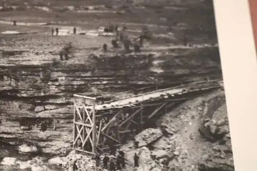 altes Foto -  Personen bauen eine Brücke - Ort ??