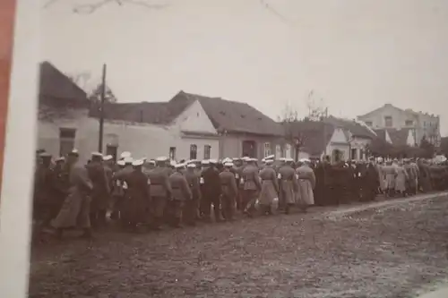 altes Foto - Trauermarsch ??? Soldaten, Sanitäter , Ordensschwestern - Kriegslaz